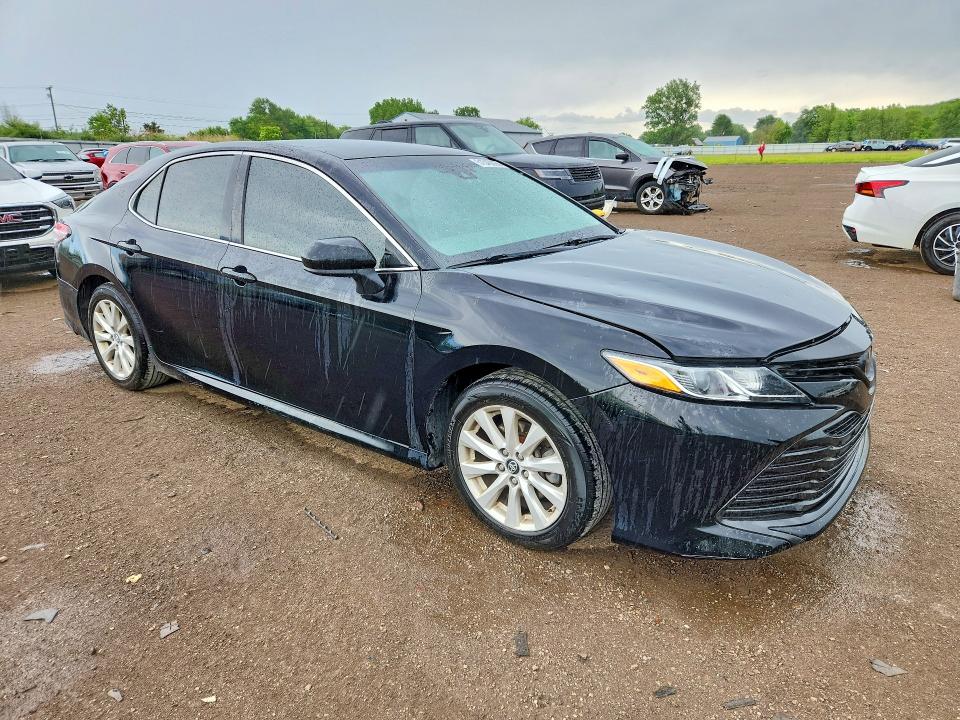 51540826 :رقم المزاد ، 4T1B11HK8JU134343 vin ، 2018 Toyota Camry مزاد بيع