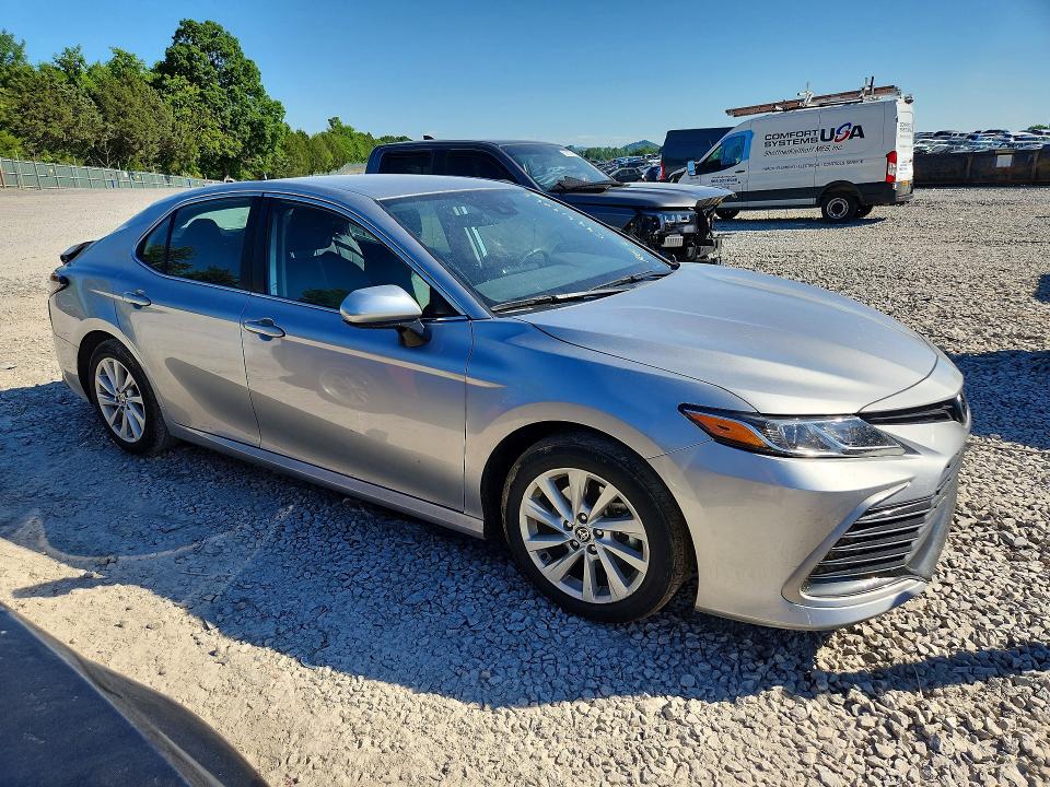 54461906 :رقم المزاد ، 4T1C11AK7NU676229 vin ، 2022 Toyota Camry مزاد بيع