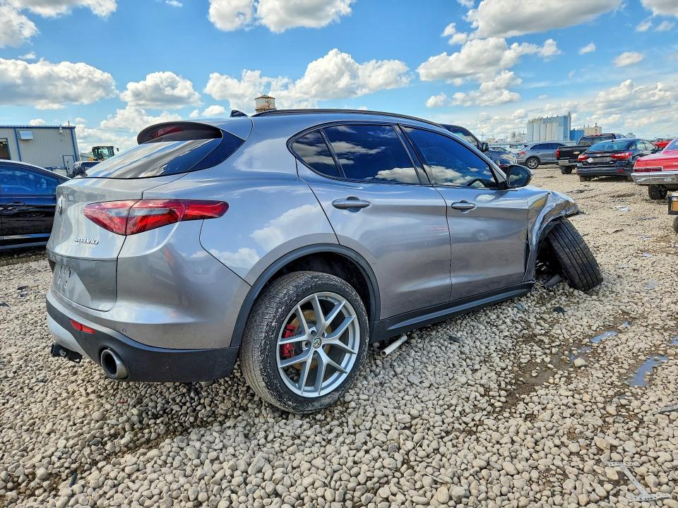 58633006 :رقم المزاد ، ZASFAKNN3J7C10647 vin ، 2018 Alfa Romeo Stelvio مزاد بيع