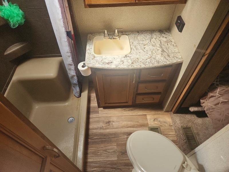49246956 :رقم المزاد ، 4YDF34224HE601687 vin ، 2017 Keystone Laredo مزاد بيع