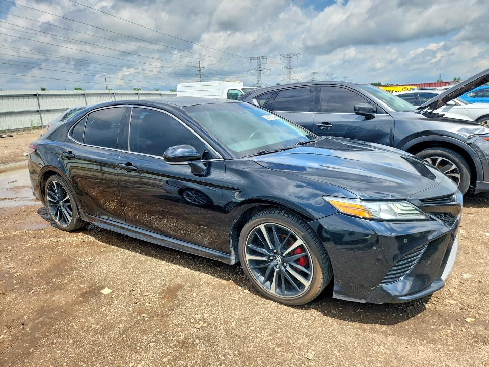 55829756 :رقم المزاد ، 4T1B61HK8JU562947 vin ، 2018 Toyota Camry مزاد بيع