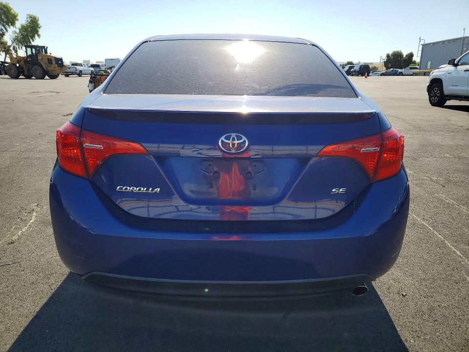 57206136 :رقم المزاد ، 2T1BURHE0JC060580 vin ، 2018 Toyota Corolla مزاد بيع