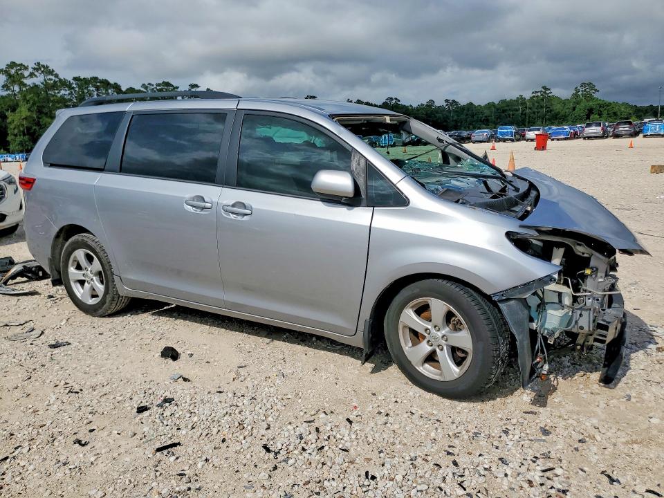 56442076 :رقم المزاد ، 5TDKZ3DC3HS800403 vin ، 2017 Toyota Sienna مزاد بيع