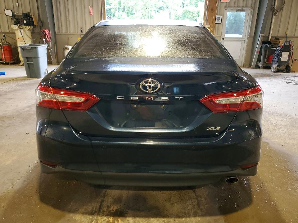 58083596 :رقم المزاد ، 4T1B11HK0JU645576 vin ، 2018 Toyota Camry مزاد بيع