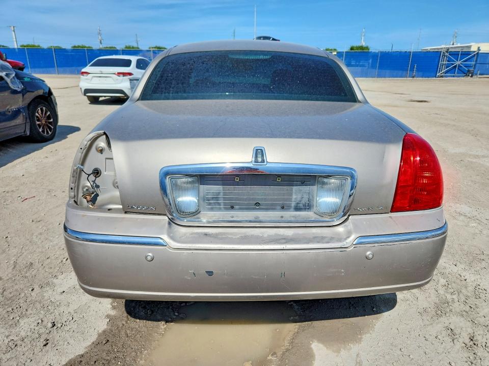 58882596 :رقم المزاد ، 1LNHM82W13Y683173 vin ، 2003 Lincoln Town Car مزاد بيع