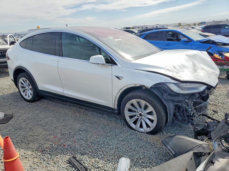 57017916 :رقم المزاد ، 5YJXCBE27HF070152 vin ، 2017 Tesla Model X مزاد بيع