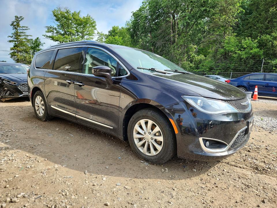 56583056 :رقم المزاد ، 2C4RC1BG6JR353509 vin ، 2018 Chrysler Pacifica مزاد بيع
