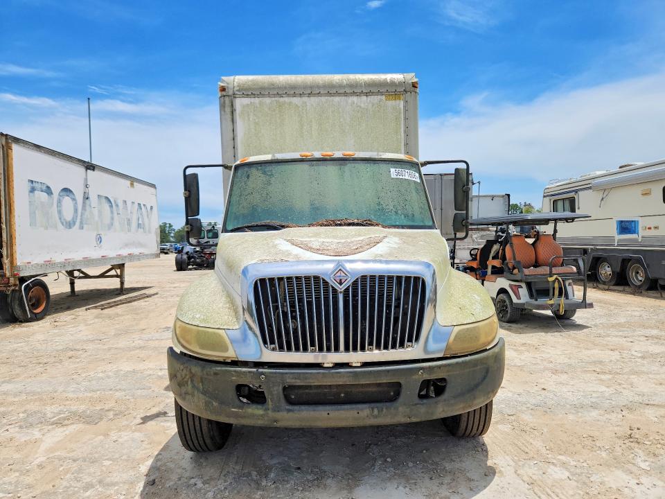 56071606 :رقم المزاد ، 1HTMMAAM02H506612 vin ، 2002 International 4300 مزاد بيع