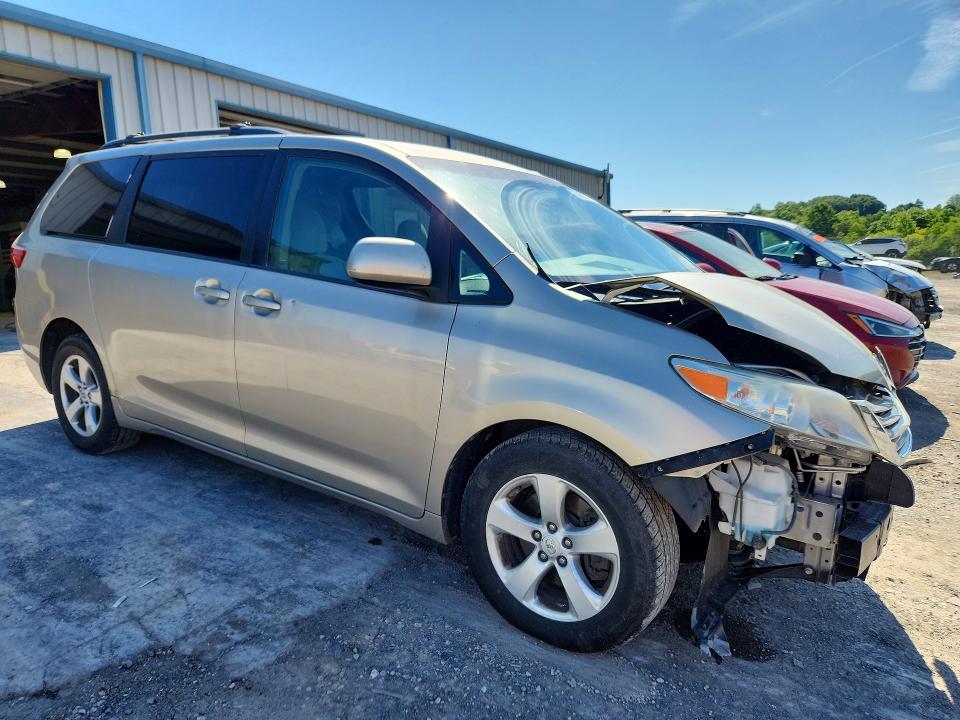 55166726 :رقم المزاد ، 5TDKK3DC3FS647555 vin ، 2015 Toyota Sienna مزاد بيع