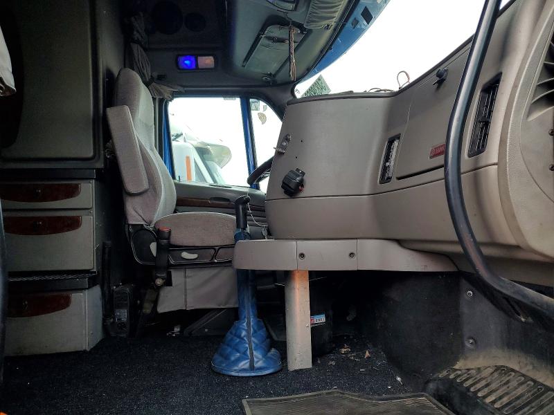 Продажа на аукционе авто 2002 Kenworth T2000, vin: 1XKTDB9X12J893679, номер лота: 54839266