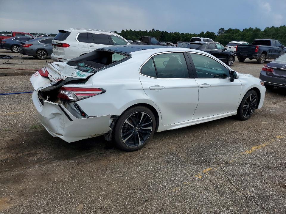 55359756 :رقم المزاد ، 4T1B61HK4JU025153 vin ، 2018 Toyota Camry مزاد بيع