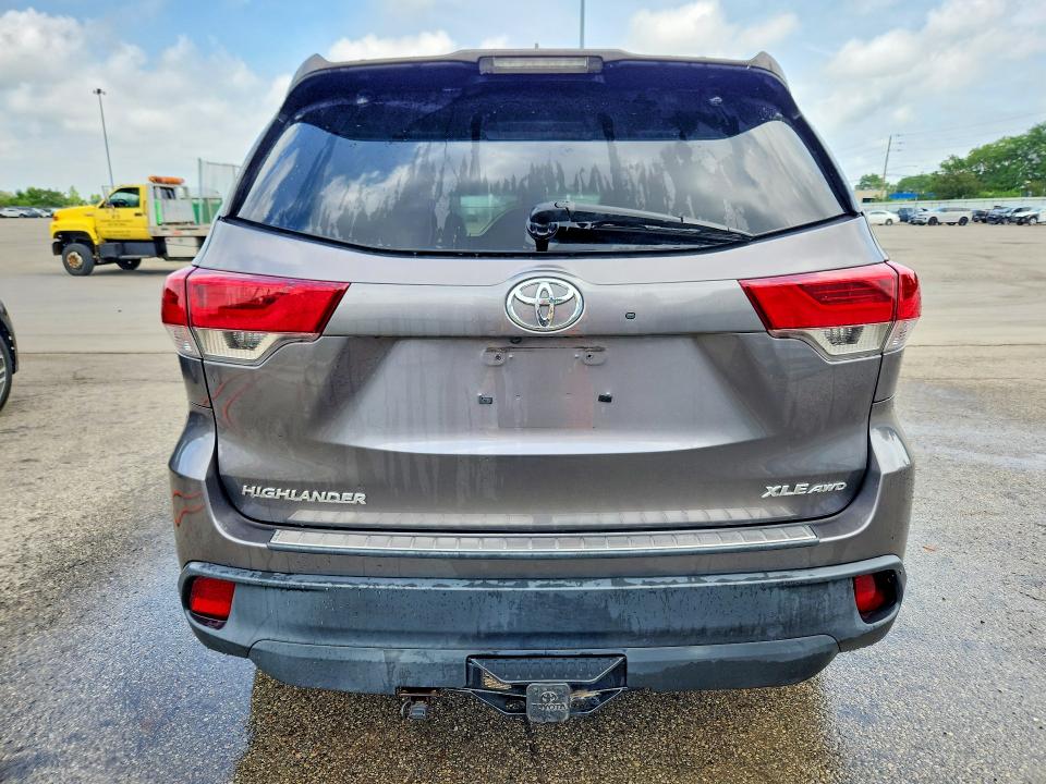 55781226 :رقم المزاد ، 5TDJZRFHXJS556651 vin ، 2018 Toyota Highlander مزاد بيع