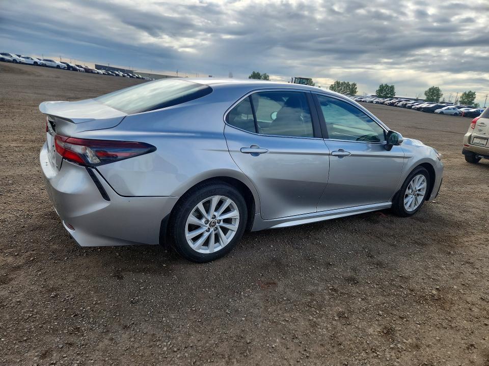 57157826 :رقم المزاد ، 4T1G11AK6MU612361 vin ، 2021 Toyota Camry مزاد بيع