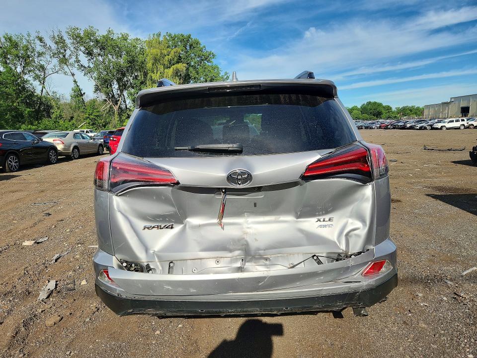 2018 Toyota Rav4 Se Awd მანქანა იყიდება აუქციონზე, vin: JTMRFREV7JJ246215, აუქციონის ნომერი: 57693336