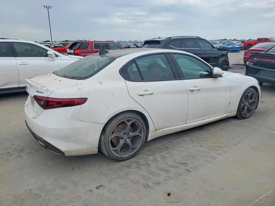 58334596 :رقم المزاد ، ZARFAECN2H7552183 vin ، 2017 Alfa Romeo Giulia مزاد بيع