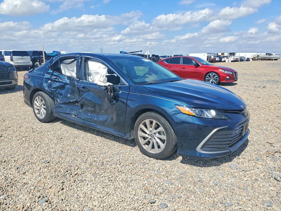 57476526 :رقم المزاد ، 4T1C11AK4MU466654 vin ، 2021 Toyota Camry مزاد بيع