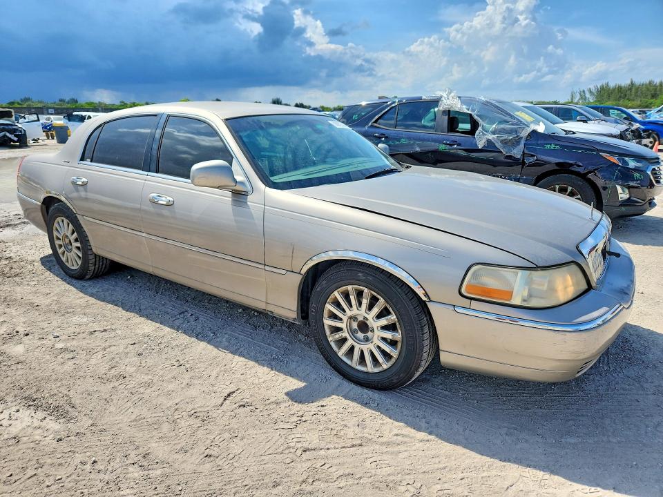 58882596 :رقم المزاد ، 1LNHM82W13Y683173 vin ، 2003 Lincoln Town Car مزاد بيع