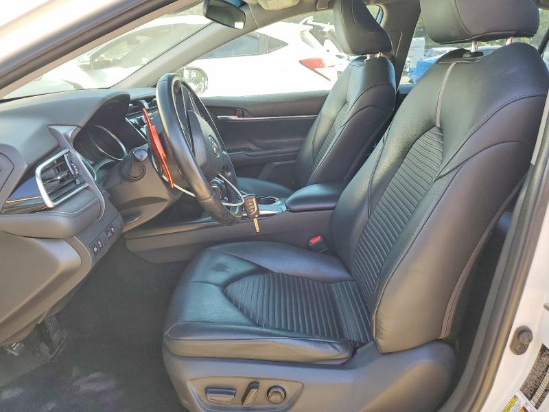 55356606 :رقم المزاد ، 4T1B11HK8JU601647 vin ، 2018 Toyota Camry مزاد بيع