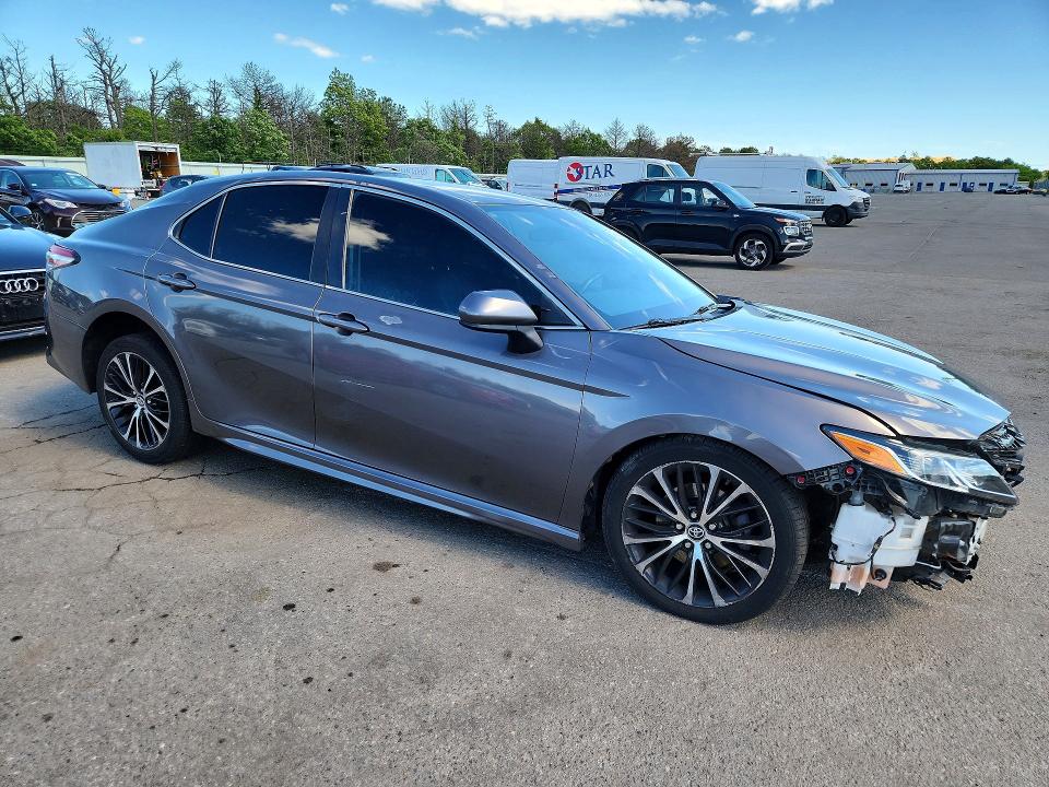 57492246 :رقم المزاد ، 4T1B11HK0KU216598 vin ، 2019 Toyota Camry مزاد بيع