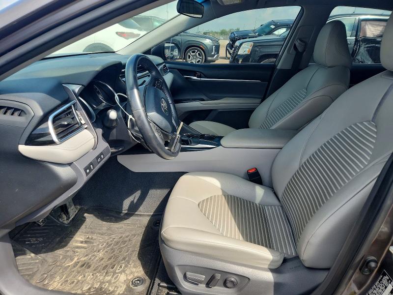 59283656 :رقم المزاد ، 4T1B11HKXJU081662 vin ، 2018 Toyota Camry مزاد بيع