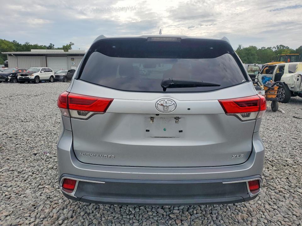 Продажа на аукционе авто 2018 Toyota Highlander, vin: 5TDKZRFH9JS528053, номер лота: 56040336