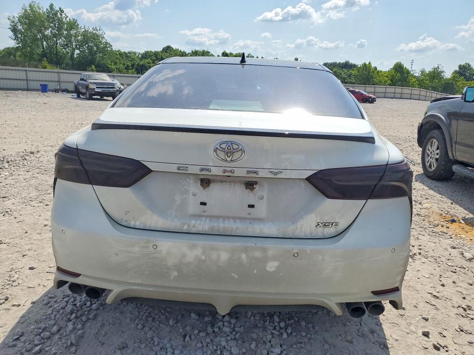 58394116 :رقم المزاد ، 4T1B61HK2JU081351 vin ، 2018 Toyota Camry مزاد بيع