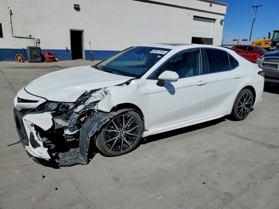 55917526 :رقم المزاد ، 4T1S31AK6NU572854 vin ، 2022 Toyota Camry Hybrid مزاد بيع