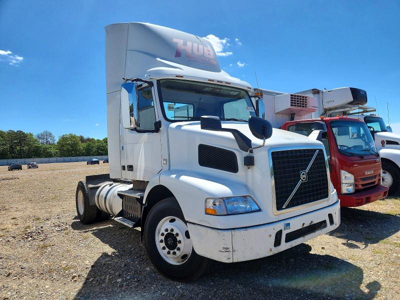 Auction sale of the 2016 Volvo Vnm, vin: 4V4M39DF0GN939002, lot number: 56372856