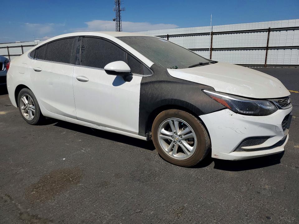 57390116 :رقم المزاد ، 1G1BE5SM8J7107581 vin ، 2018 Chevrolet Cruze مزاد بيع
