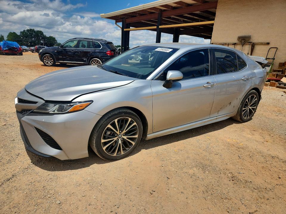 57890906 :رقم المزاد ، 4T1B11HK1JU118632 vin ، 2018 Toyota Camry مزاد بيع