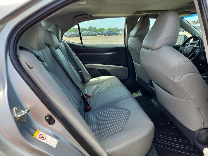 56158146 :رقم المزاد ، 4T1B11HK3JU650545 vin ، 2018 Toyota Camry مزاد بيع