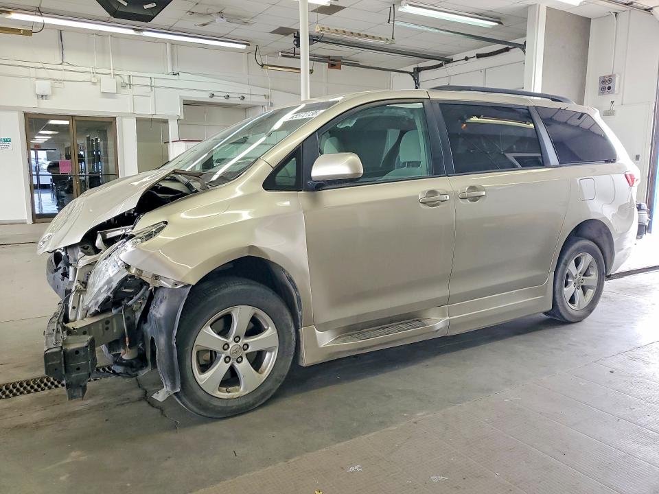 Продажа на аукционе авто 2015 Toyota Sienna, vin: 5TDKK3DC8FS627771, номер лота: 55572736