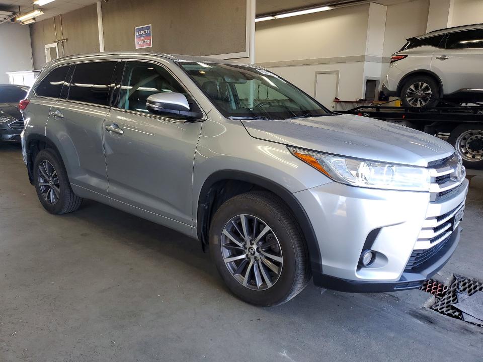 Продажа на аукционе авто 2017 Toyota Highlander, vin: 5TDJZRFH5HS470111, номер лота: 55905096