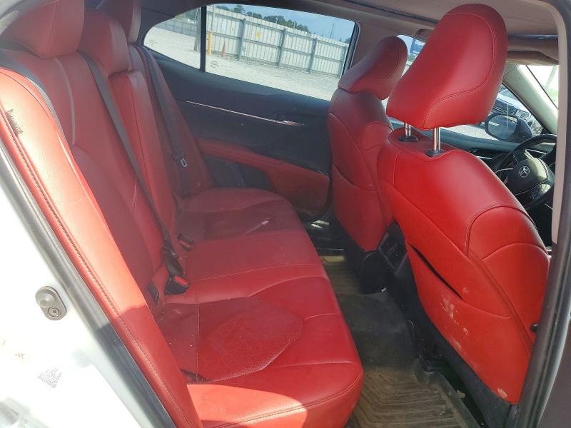 58394116 :رقم المزاد ، 4T1B61HK2JU081351 vin ، 2018 Toyota Camry مزاد بيع