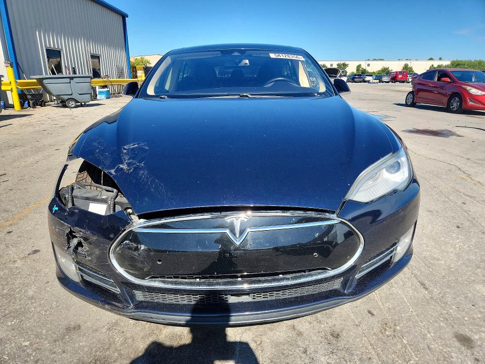 58128356 :رقم المزاد ، 5YJSA1H25FFP69282 vin ، 2015 Tesla Model S مزاد بيع
