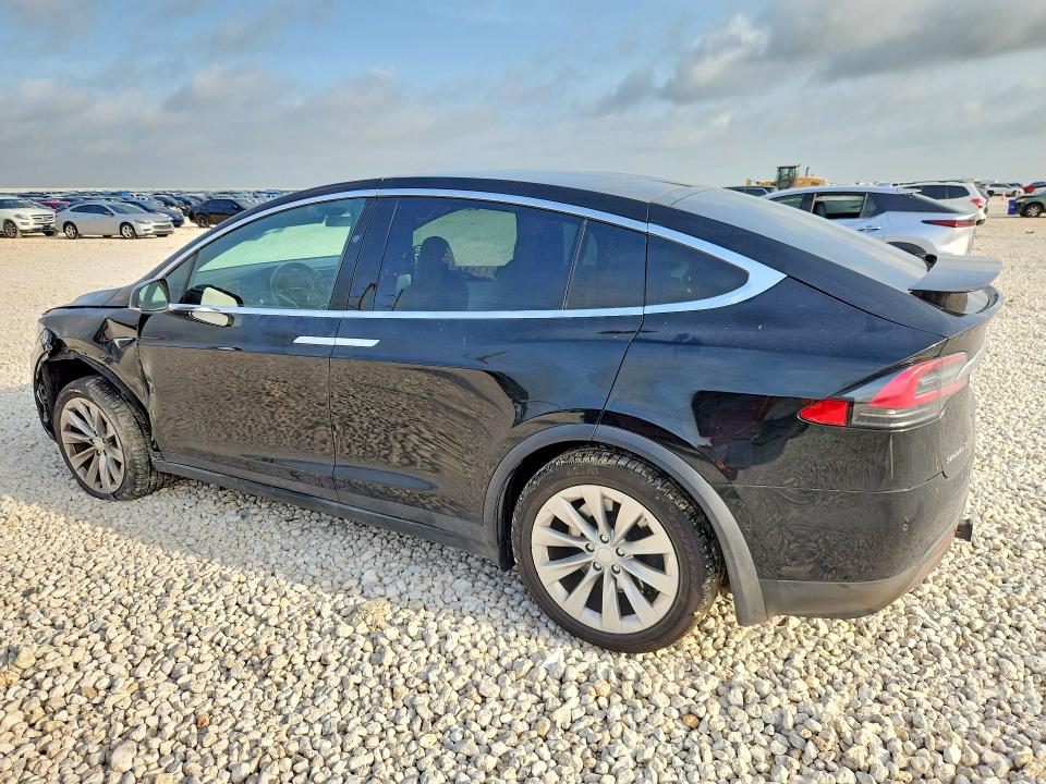 58758466 :رقم المزاد ، 5YJXCAE28JF092046 vin ، 2018 Tesla Model X مزاد بيع