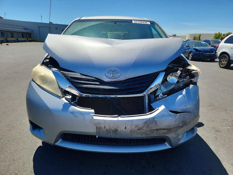 59128456 :رقم المزاد ، 5TDKK3DC0CS188576 vin ، 2012 Toyota Sienna مزاد بيع