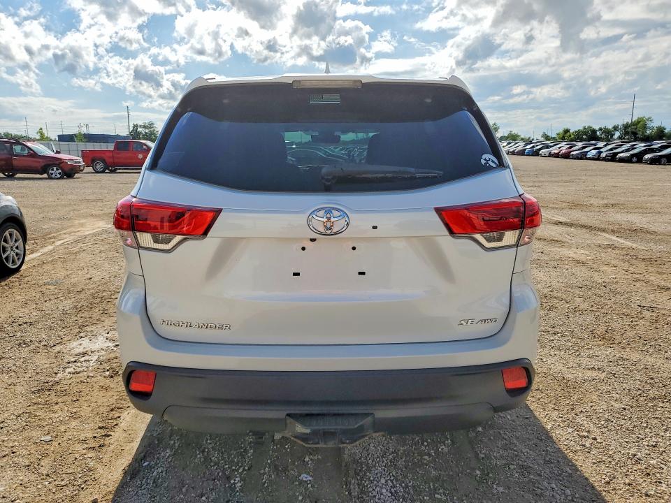 57033086 :رقم المزاد ، 5TDJZRFH2JS813592 vin ، 2018 Toyota Highlander مزاد بيع