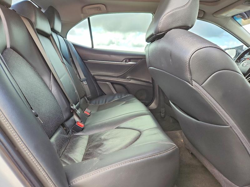 56819126 :رقم المزاد ، 4T1B61HK7JU056378 vin ، 2018 Toyota Camry مزاد بيع