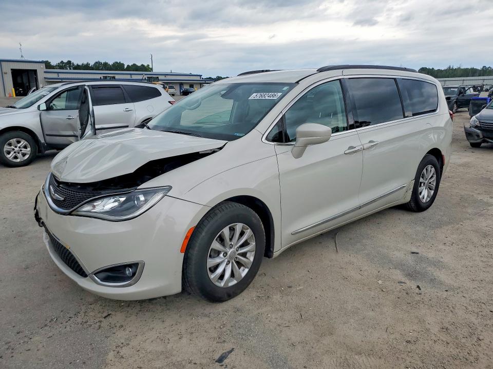 57682486 :رقم المزاد ، 2C4RC1BGXHR613792 vin ، 2017 Chrysler Pacifica مزاد بيع