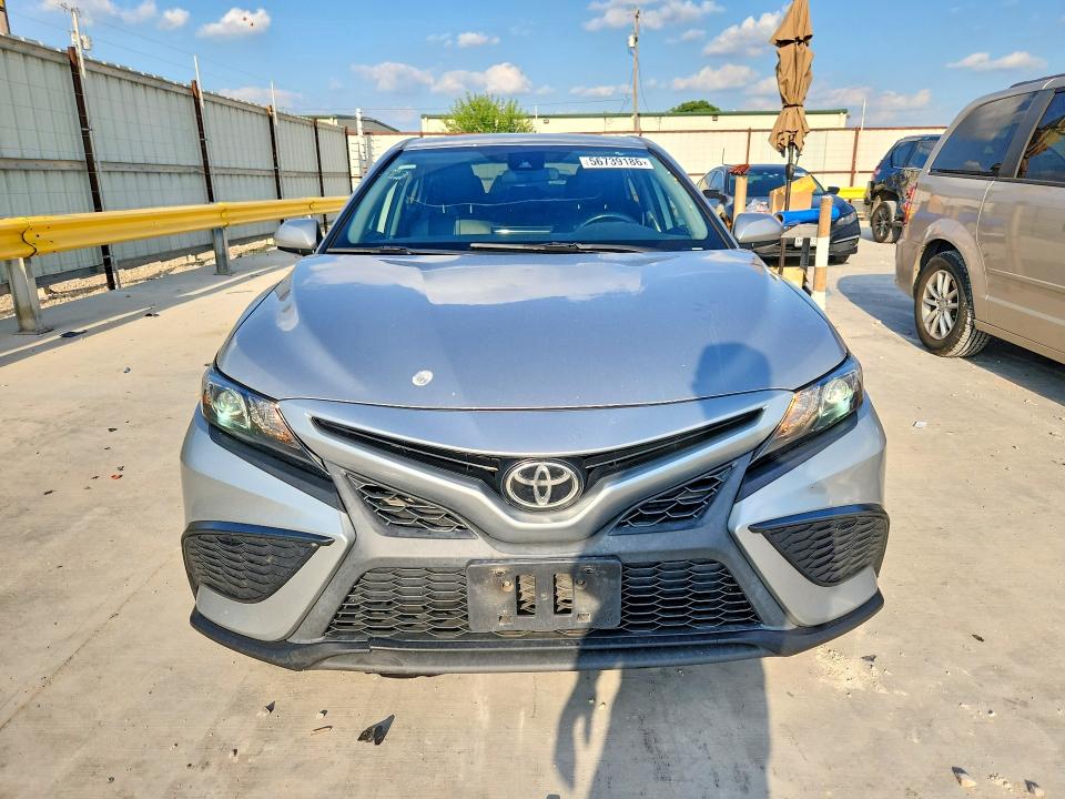 56739186 :رقم المزاد ، 4T1G11AK5MU452988 vin ، 2021 Toyota Camry مزاد بيع