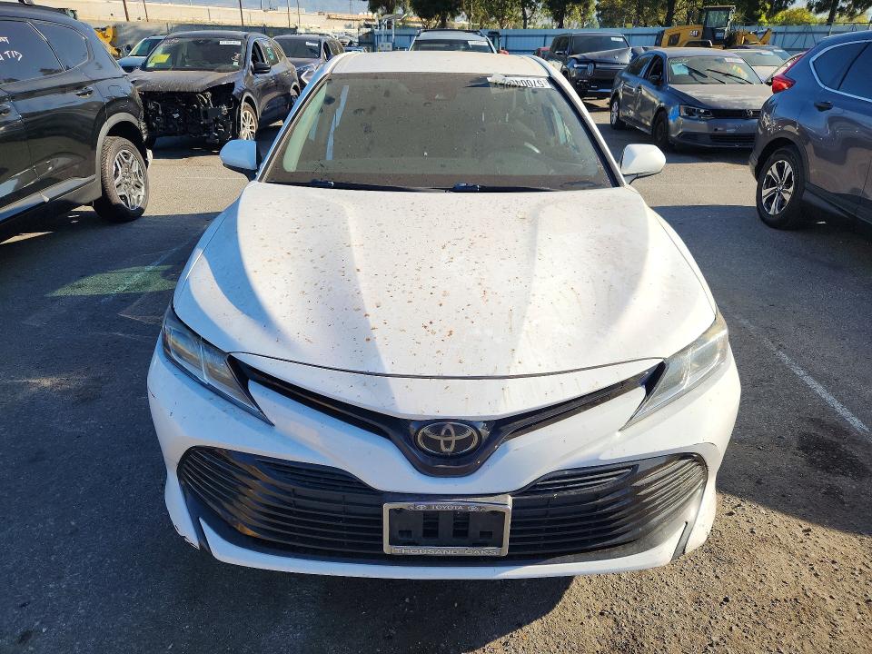 57004686 :رقم المزاد ، 4T1B11HK8KU220124 vin ، 2019 Toyota Camry مزاد بيع