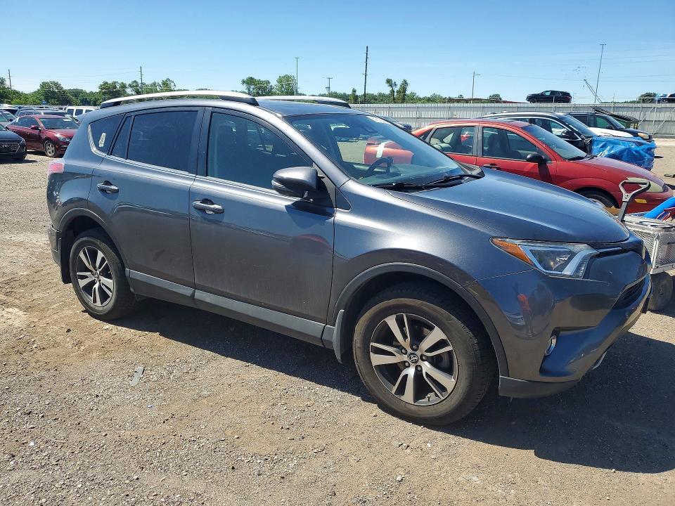 2018 Toyota Rav4 მანქანა იყიდება აუქციონზე, vin: JTMRFREV7JD235584, აუქციონის ნომერი: 57672926