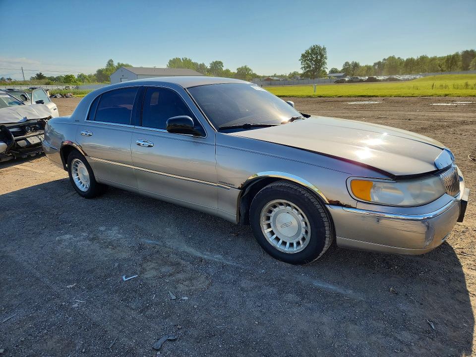 2001 Lincoln Town Car მანქანა იყიდება აუქციონზე, vin: 1LNHM81W21Y633008, აუქციონის ნომერი: 57530396