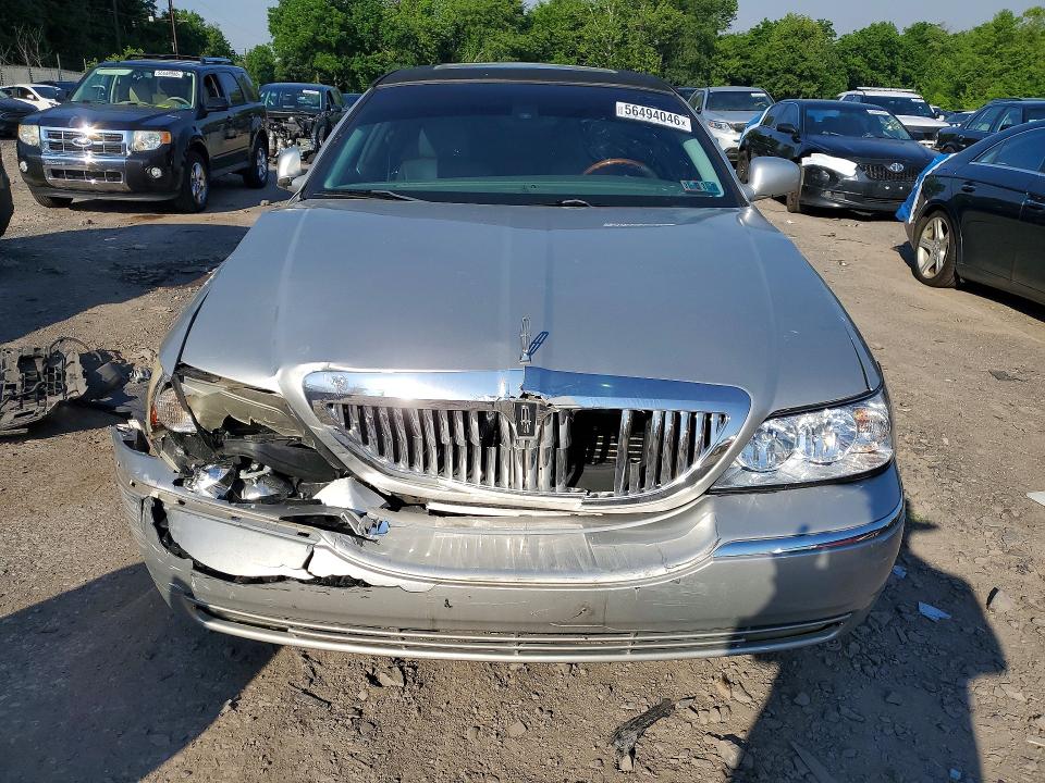 2003 Lincoln Town Car მანქანა იყიდება აუქციონზე, vin: 1LNHM83W73Y608220, აუქციონის ნომერი: 56494046
