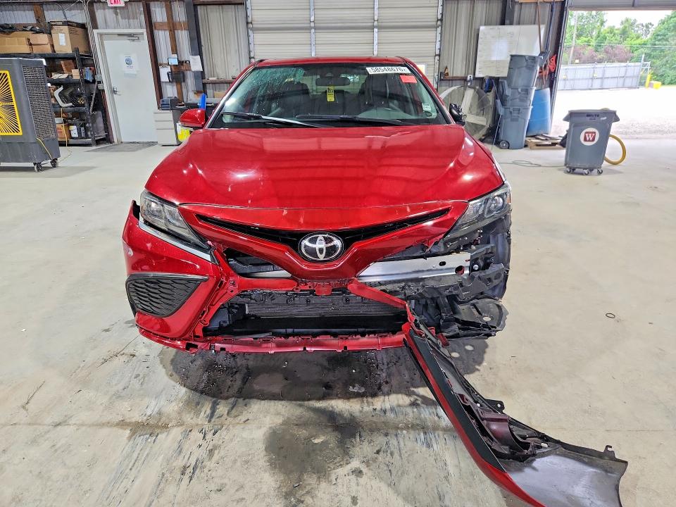 58548676 :رقم المزاد ، 4T1G11AK4NU003996 vin ، 2022 Toyota Camry مزاد بيع