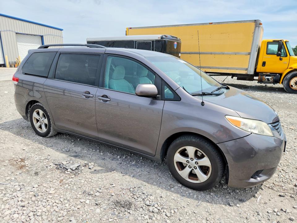 55563716 :رقم المزاد ، 5TDKK3DC4DS381203 vin ، 2013 Toyota Sienna مزاد بيع