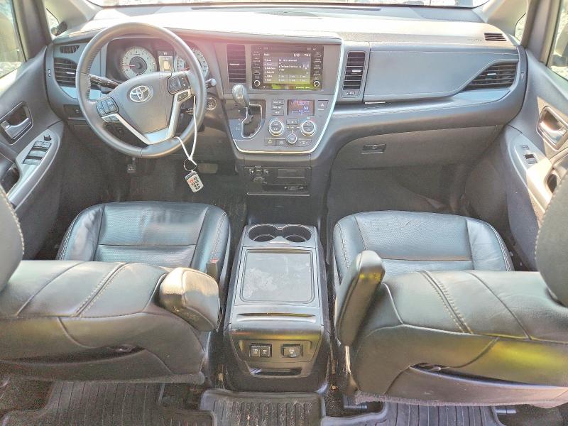 56952026 :رقم المزاد ، 5TDXZ3DC0JS955065 vin ، 2018 Toyota Sienna مزاد بيع