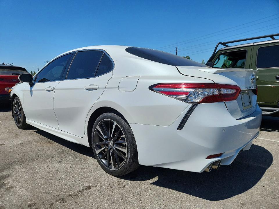 57244746 :رقم المزاد ، 4T1B61HK5JU053088 vin ، 2018 Toyota Camry مزاد بيع