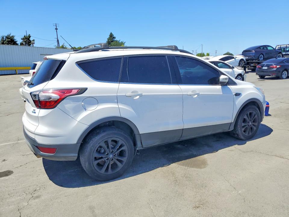 2017 Ford Escape მანქანა იყიდება აუქციონზე, vin: 1FMCU9GD6HUB45915, აუქციონის ნომერი: 56862976